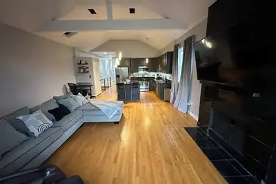 Image de Penthouse Condo in Chicago featuring Zero Gravity Massage Chair