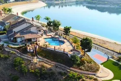Image de Stunning Panoramic Waterfront Pool Home Escape