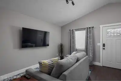 Image de Charming 2-bedroom home offers comfort and convenience with modern amenities.