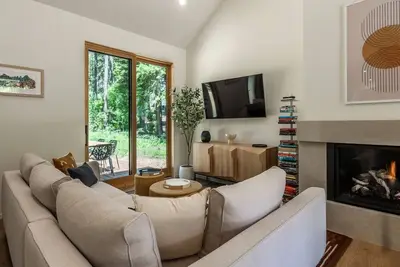 Image de Brand-New Construction in Tahoe Pines! 5 Minute Walk to Lake