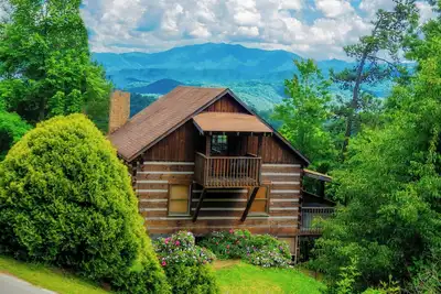 Image de Bearfootin: Mtn Views, Honeymoon, Game Room, Hot Tub, Wifi, near Attractions