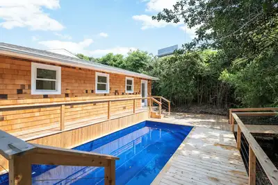 Image de Pristine Queen Ensuite walk out to deck &  pool - shared Kitchen Lr Dr Pool