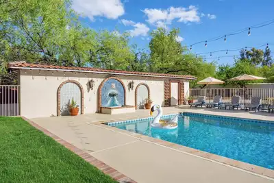 Image de Groups, Resort-Style Amenities & Pool • Solana #5