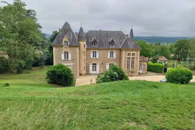 Image de Château Fédora au cœur de la campagne paisible.