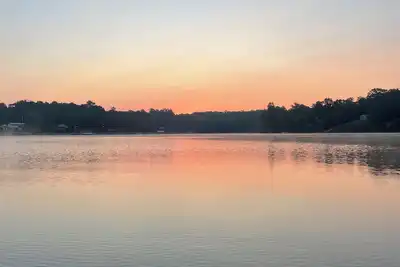 Image de Nice little cabin at the lake. Full House. Hot tub, pet-Friendly!