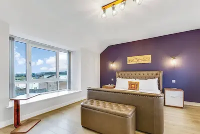 Image de Beautiful Detached House by The Lakes • Free Parking • Smart TVs • Fast Wifi