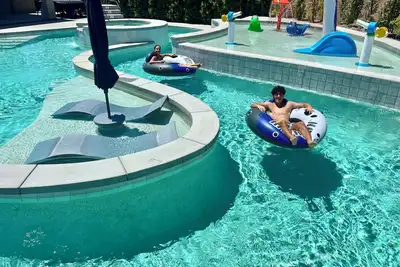 Image de Lazy River, Splash park, Pedal boats, Water slide, Theater, Arcade games, V/ball