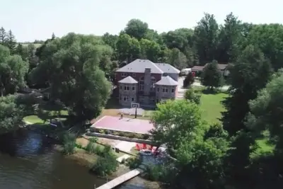 Image de Cozy Waterfront Chalet