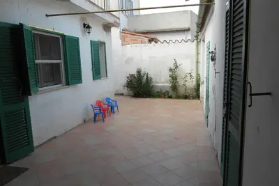 Detached house with courtyard and terrace, near the sea. Ideal for families.