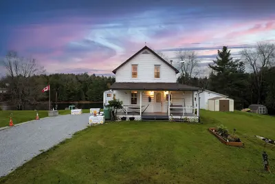 Image de Cottage in Ardoch North Frontenac Ompah fishing boat ruffed deck dock solarium