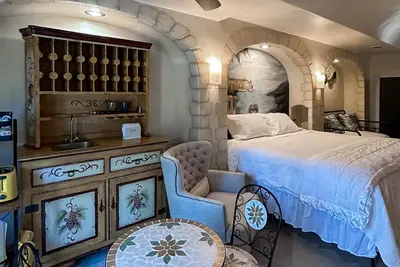 Image de Private, dog-friendly, spacious studio with large pool and outdoor kitchen