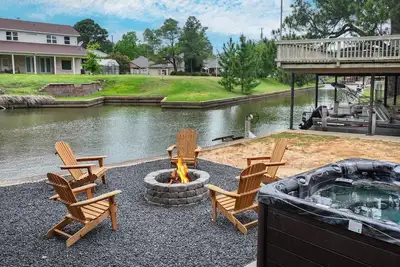Image de Luxury Family Retreat Water Views