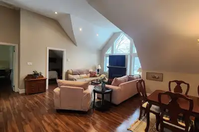 Image de Bright, spacious 1200 sq foot apartment with Vaulted ceilings.