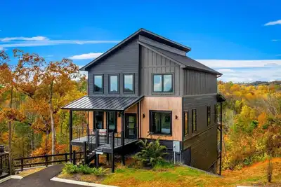 Image de Contemporary Mtn Cabin | Sleeps 12 | 4 Br | 4 Ba | Free Tickets| Hot Tub