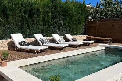 Image de Maison en pierre au coeur du village avec piscine et jardin, charme en Provence