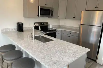 Image de Edgartown cottage in a garden setting. New and near bike path in Katama