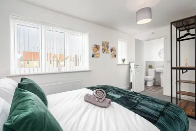Image de Stylish 3-bed Home with Parking & Enclosed Garden
