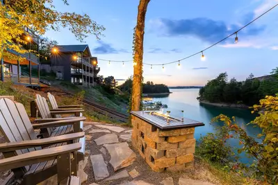 Image de Dog-friendly Lakefront home w/private pool, game room, & free attraction tickets