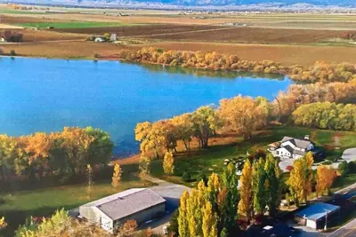 Image de Gem of the Lake-2nd Floor Suite-Private Entrance-Lakefront & Mt Views-Gorgeous!