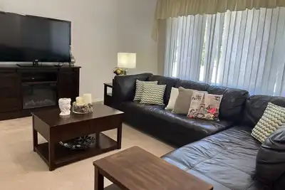 Image de Spacious 4BedroomHome with Modern Amenities and ScenicViews perfect for Families