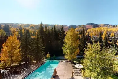 Image de Ski-in/ski-out 1br plus loft in Lionshead at gondola w/ pool, hot tub & dining!