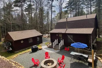 Image de Private Cozy Log Cabin minutes from Lake George