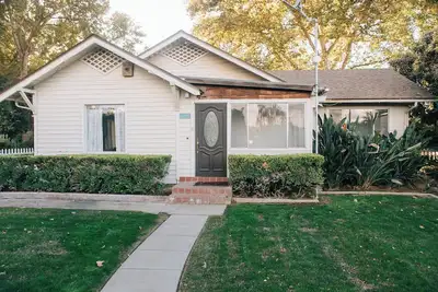 Image de Charming 3-bedroom cottage with Ac and WiFi minutes away from Sequoia Entrance.