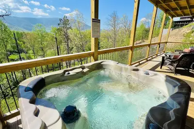 Image de A Tyme to Chill (2-Bedroom Cabin) with Pool and Mountain view by RedAwning