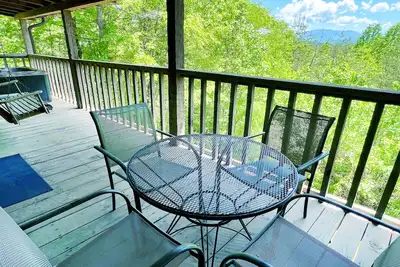 Image de Bearadise Found (2-Bedroom Cabin) with Mountain view by RedAwning
