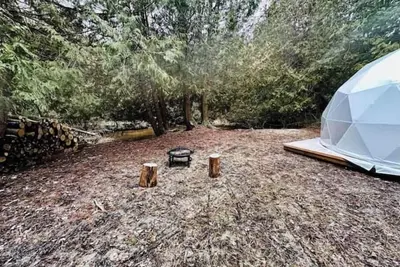 Image de The Uxbridge Igloo on Pefferlaw Creek with Private Lake. Pet Friendly!