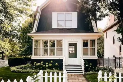 Image de Charming Boxwood Cottage in Linden Hills