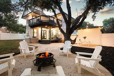 Image de Outdoor Paradise with Hot Tub and Playroom