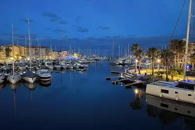 Image de Studio Bord de mer & vue port  (rénové 06/2024) avec climatisation & parking