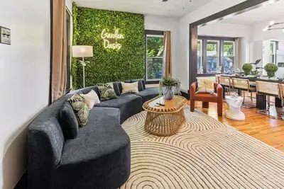 Image de Charming 5bd - Games & Cozy Decor - 10 Mins to Lnk