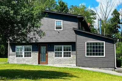 Image de Stylish & Peaceful Getaway on 3 Private Acres