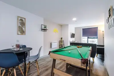 New! Sleeps 4, Pool Table, Stylish Apartment