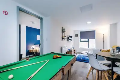 New! Sleeps 4, Pool Table, Stunning Apartment