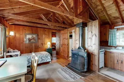 Image de Cozy Log Cabin with Deck & Picnic Table & Gorgeous Views
