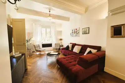 Image de Maison de maître 3 étoiles:L’Oustal des Halles avec salle de cinéma plein centre