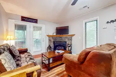 Image de Dog-friendly condo w/ hot tub & nature’s serenity +free attraction tickets