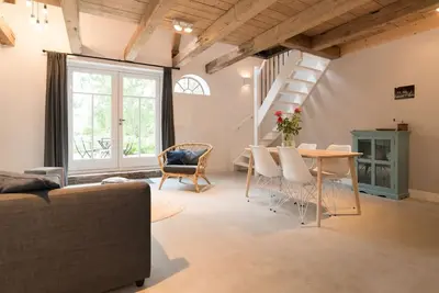 Image de 2. Modern Nature House. Attractions Easy Accessible.