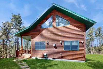Rustic cabin w/ expansive outdoor space, gas firepit, W/D & free WiFi