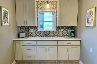 Image de Adorable little beach house by the Surf Ballroom!