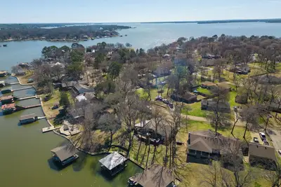 Image de Charming Enchanted Oaks lakefront 4-bedroom house. Direct lake access w/ dock!