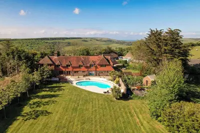 Image de Remodelled luxury Farmhouse retreat nestled in beautiful honeypot area.