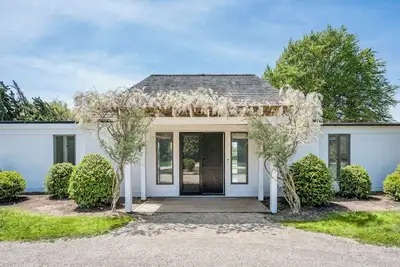 Image de South of highway: New & ultra modern, with stunning 40 acre reserve Views