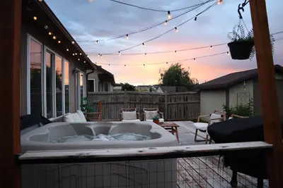 Image de Hot tub & Arcade Full Lower Level Apartment