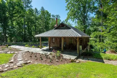 Image de Pine Knot Cabin | Pet-Friendly & 3 min. to Lake James!