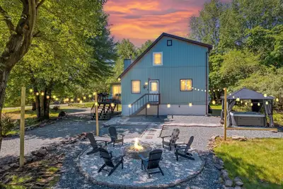 Image de New! Hot Tub, Fire-pit, Shuffleboard, Game Room, Kids Play Area and More!