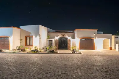 Image de Luxury 6 Bed Beachfront Home in Laguna Shores Pool, Pickleball, Kayaks, Spa